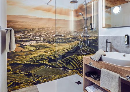 Dusche und Waschbecken